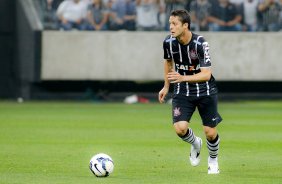 Anderson do Corinthians disputa a bola com o jogador do Atltico MG durante partida vlida pelo campeonato Brasileiro. jogo realizado na Arena Corinthians 11/09/2014(