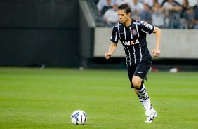 Anderson do Corinthians disputa a bola com o jogador do Atltico MG durante partida vlida pelo campeonato Brasileiro. jogo realizado na Arena Corinthians 11/09/2014(