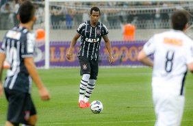 Gil do Corinthians disputa a bola com o jogador do Atlético MG durante partida válida pelo campeonato Brasileiro. jogo realizado na Arena Corinthians 11/09/2014(