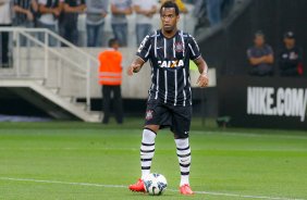 Gil do Corinthians disputa a bola com o jogador do Atltico MG durante partida vlida pelo campeonato Brasileiro. jogo realizado na Arena Corinthians 11/09/2014(