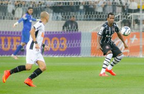 Gil do Corinthians disputa a bola com o jogador do Atltico MG durante partida vlida pelo campeonato Brasileiro. jogo realizado na Arena Corinthians 11/09/2014(