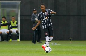 Gil do Corinthians disputa a bola com o jogador do Atltico MG durante partida vlida pelo campeonato Brasileiro. jogo realizado na Arena Corinthians 11/09/2014(