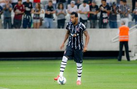 Gil do Corinthians disputa a bola com o jogador do Atltico MG durante partida vlida pelo campeonato Brasileiro. jogo realizado na Arena Corinthians 11/09/2014(