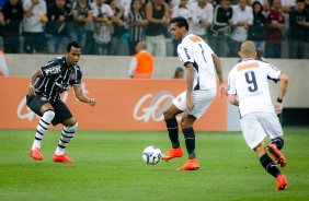 Gil do Corinthians disputa a bola com o jogador do Atltico MG durante partida vlida pelo campeonato Brasileiro. jogo realizado na Arena Corinthians 11/09/2014(