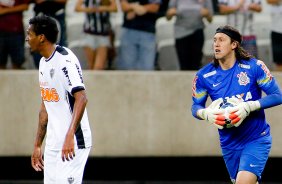 Gil do Corinthians disputa a bola com o jogador do Atltico MG durante partida vlida pelo campeonato Brasileiro. jogo realizado na Arena Corinthians 11/09/2014(