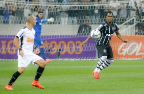 Gil do Corinthians disputa a bola com o jogador do Atltico MG durante partida vlida pelo campeonato Brasileiro. jogo realizado na Arena Corinthians 11/09/2014(