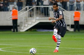 Gil do Corinthians disputa a bola com o jogador do Atltico MG durante partida vlida pelo campeonato Brasileiro. jogo realizado na Arena Corinthians 11/09/2014(