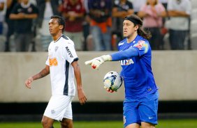 Gil do Corinthians disputa a bola com o jogador do Atltico MG durante partida vlida pelo campeonato Brasileiro. jogo realizado na Arena Corinthians 11/09/2014(