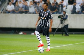 Gil do Corinthians disputa a bola com o jogador do Atltico MG durante partida vlida pelo campeonato Brasileiro. jogo realizado na Arena Corinthians 11/09/2014(