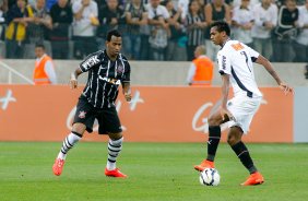 Gil do Corinthians disputa a bola com o jogador do Atltico MG durante partida vlida pelo campeonato Brasileiro. jogo realizado na Arena Corinthians 11/09/2014(