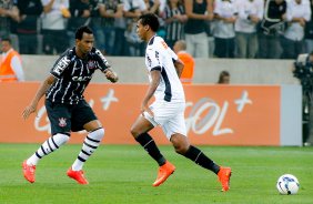 Gil do Corinthians disputa a bola com o jogador do Atltico MG durante partida vlida pelo campeonato Brasileiro. jogo realizado na Arena Corinthians 11/09/2014(