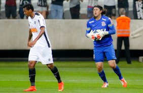 Gil do Corinthians disputa a bola com o jogador do Atltico MG durante partida vlida pelo campeonato Brasileiro. jogo realizado na Arena Corinthians 11/09/2014(