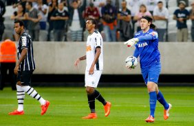 Gil do Corinthians disputa a bola com o jogador do Atltico MG durante partida vlida pelo campeonato Brasileiro. jogo realizado na Arena Corinthians 11/09/2014(