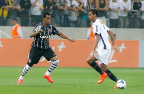 Gil do Corinthians disputa a bola com o jogador do Atltico MG durante partida vlida pelo campeonato Brasileiro. jogo realizado na Arena Corinthians 11/09/2014(