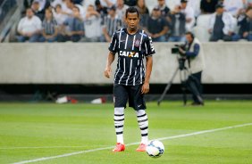 Gil do Corinthians disputa a bola com o jogador do Atltico MG durante partida vlida pelo campeonato Brasileiro. jogo realizado na Arena Corinthians 11/09/2014(