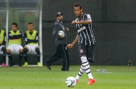 Gil do Corinthians disputa a bola com o jogador do Atltico MG durante partida vlida pelo campeonato Brasileiro. jogo realizado na Arena Corinthians 11/09/2014(