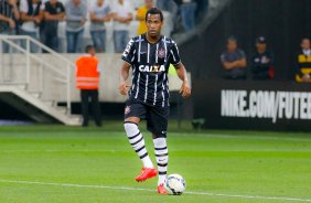 Gil do Corinthians disputa a bola com o jogador do Atltico MG durante partida vlida pelo campeonato Brasileiro. jogo realizado na Arena Corinthians 11/09/2014(