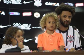O gerente de futebol Edu Gaspar apresente o jogador Cristian, apôs a reapresentacao dos jogadores esta tarde no CT Joaquim Grava, zona leste da cidade. O próximo jogo da equipe será dia 15/01no torneio internacional, em Orlando/EUA, contra o Colonia da Alemanha