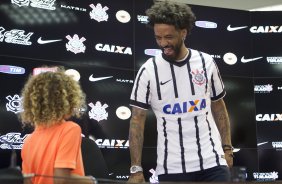 O gerente de futebol Edu Gaspar apresente o jogador Cristian, apôs a reapresentacao dos jogadores esta tarde no CT Joaquim Grava, zona leste da cidade. O próximo jogo da equipe será dia 15/01no torneio internacional, em Orlando/EUA, contra o Colonia da Alemanha