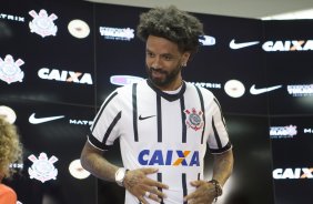 O gerente de futebol Edu Gaspar apresente o jogador Cristian, aps a reapresentacao dos jogadores esta tarde no CT Joaquim Grava, zona leste da cidade. O prximo jogo da equipe ser dia 15/01no torneio internacional, em Orlando/EUA, contra o Colonia da Alemanha