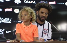 O gerente de futebol Edu Gaspar apresente o jogador Cristian, aps a reapresentacao dos jogadores esta tarde no CT Joaquim Grava, zona leste da cidade. O prximo jogo da equipe ser dia 15/01no torneio internacional, em Orlando/EUA, contra o Colonia da Alemanha