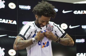 O gerente de futebol Edu Gaspar apresente o jogador Cristian, apôs a reapresentacao dos jogadores esta tarde no CT Joaquim Grava, zona leste da cidade. O próximo jogo da equipe será dia 15/01no torneio internacional, em Orlando/EUA, contra o Colonia da Alemanha