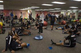Jogadores durante treino esta manh em uma academia na cidade de Fort Lauderlale. O prximo jogo da equipe ser dia 15/01no torneio internacional, em Orlando/EUA, contra o Colonia da Alemanha