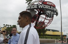 O atacante Paolo Guerrero participa de festividades de abertura do Torneio Florida Cup, na Disneylandia, antes do treino desta manha, na cidade de Orlando/EUA. O prximo jogo da equipe ser dia 15/01no torneio internacional, em Orlando/EUA, contra o Colonia da Alemanha