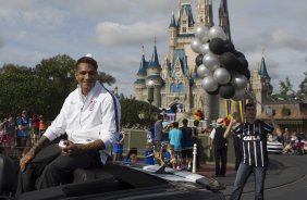 O atacante Paolo Guerrero participa de festividades de abertura do Torneio Florida Cup, na Disneylandia, antes do treino desta manha, na cidade de Orlando/EUA. O prximo jogo da equipe ser dia 15/01no torneio internacional, em Orlando/EUA, contra o Colonia da Alemanha