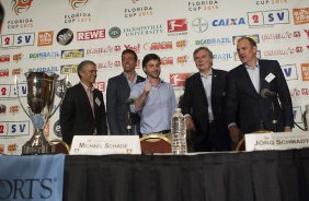 O gerente de futebol Edu Gaspar participa de conferencia de imprensa para apresentao do Florida Cup 2015, antes do treino desta tarde na cidade de Orlando/EUA. O prximo jogo da equipe ser amanh, dia 15/01, no Florida Cup, em Orlando/EUA, contra o Colonia da Alemanha