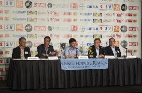 O gerente de futebol Edu Gaspar participa de conferencia de imprensa para apresentao do Florida Cup 2015, antes do treino desta tarde na cidade de Orlando/EUA. O prximo jogo da equipe ser amanh, dia 15/01, no Florida Cup, em Orlando/EUA, contra o Colonia da Alemanha