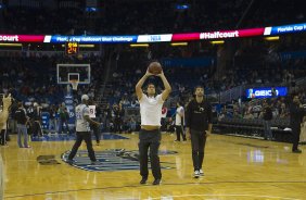 Cassio participa de evento da NBA - National Basketball League - no Amway Center na cidade de Orlando, ao lado do torcedor Ricardo Ramos, aps o treino desta tarde na cidade de Orlando/EUA. O prximo jogo da equipe ser amanh, dia 15/01,no ESPN Wide World of Sports Complex, pelo Florida Cup, em Orlando/EUA, contra o Colonia da Alemanha