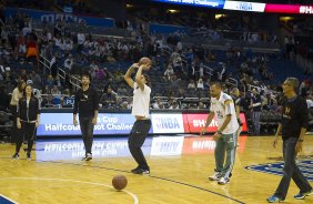 Cassio participa de evento da NBA - National Basketball League - no Amway Center na cidade de Orlando, ao lado do torcedor Ricardo Ramos, aps o treino desta tarde na cidade de Orlando/EUA. O prximo jogo da equipe ser amanh, dia 15/01,no ESPN Wide World of Sports Complex, pelo Florida Cup, em Orlando/EUA, contra o Colonia da Alemanha