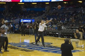 Cassio participa de evento da NBA - National Basketball League - no Amway Center na cidade de Orlando, ao lado do torcedor Ricardo Ramos, aps o treino desta tarde na cidade de Orlando/EUA. O prximo jogo da equipe ser amanh, dia 15/01,no ESPN Wide World of Sports Complex, pelo Florida Cup, em Orlando/EUA, contra o Colonia da Alemanha