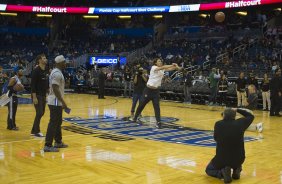 Cassio participa de evento da NBA - National Basketball League - no Amway Center na cidade de Orlando, ao lado do torcedor Ricardo Ramos, aps o treino desta tarde na cidade de Orlando/EUA. O prximo jogo da equipe ser amanh, dia 15/01,no ESPN Wide World of Sports Complex, pelo Florida Cup, em Orlando/EUA, contra o Colonia da Alemanha