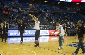 Cassio participa de evento da NBA - National Basketball League - no Amway Center na cidade de Orlando, ao lado do torcedor Ricardo Ramos, aps o treino desta tarde na cidade de Orlando/EUA. O prximo jogo da equipe ser amanh, dia 15/01,no ESPN Wide World of Sports Complex, pelo Florida Cup, em Orlando/EUA, contra o Colonia da Alemanha