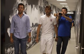 O zagueiro Edu Dracena é apresentado pelo gerente de futebol Edu Gaspar, antes do treino desta tarde na Arena Corinthians, zona leste da cidade. O próximo jogo da equipe será contra o Corinthian Casuals, da Inglaterra, sábado, dia 24/01, na Arena Corinthians, em homenagem ao co-irmão