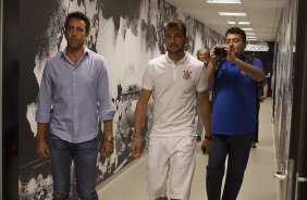 O zagueiro Edu Dracena  apresentado pelo gerente de futebol Edu Gaspar, antes do treino desta tarde na Arena Corinthians, zona leste da cidade. O prximo jogo da equipe ser contra o Corinthian Casuals, da Inglaterra, sbado, dia 24/01, na Arena Corinthians, em homenagem ao co-irmo