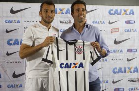 O zagueiro Edu Dracena é apresentado pelo gerente de futebol Edu Gaspar, antes do treino desta tarde na Arena Corinthians, zona leste da cidade. O próximo jogo da equipe será contra o Corinthian Casuals, da Inglaterra, sábado, dia 24/01, na Arena Corinthians, em homenagem ao co-irmão