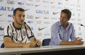 O zagueiro Edu Dracena é apresentado pelo gerente de futebol Edu Gaspar, antes do treino desta tarde na Arena Corinthians, zona leste da cidade. O próximo jogo da equipe será contra o Corinthian Casuals, da Inglaterra, sábado, dia 24/01, na Arena Corinthians, em homenagem ao co-irmão
