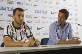 O zagueiro Edu Dracena  apresentado pelo gerente de futebol Edu Gaspar, antes do treino desta tarde na Arena Corinthians, zona leste da cidade. O prximo jogo da equipe ser contra o Corinthian Casuals, da Inglaterra, sbado, dia 24/01, na Arena Corinthians, em homenagem ao co-irmo