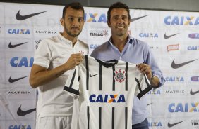 O zagueiro Edu Dracena é apresentado pelo gerente de futebol Edu Gaspar, antes do treino desta tarde na Arena Corinthians, zona leste da cidade. O próximo jogo da equipe será contra o Corinthian Casuals, da Inglaterra, sábado, dia 24/01, na Arena Corinthians, em homenagem ao co-irmão