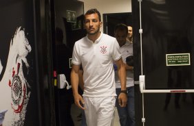 O zagueiro Edu Dracena é apresentado pelo gerente de futebol Edu Gaspar, antes do treino desta tarde na Arena Corinthians, zona leste da cidade. O próximo jogo da equipe será contra o Corinthian Casuals, da Inglaterra, sábado, dia 24/01, na Arena Corinthians, em homenagem ao co-irmão