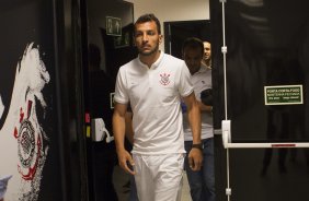 O zagueiro Edu Dracena  apresentado pelo gerente de futebol Edu Gaspar, antes do treino desta tarde na Arena Corinthians, zona leste da cidade. O prximo jogo da equipe ser contra o Corinthian Casuals, da Inglaterra, sbado, dia 24/01, na Arena Corinthians, em homenagem ao co-irmo