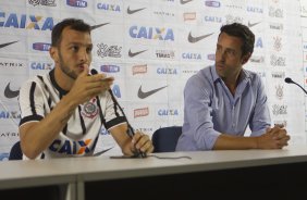 O zagueiro Edu Dracena é apresentado pelo gerente de futebol Edu Gaspar, antes do treino desta tarde na Arena Corinthians, zona leste da cidade. O próximo jogo da equipe será contra o Corinthian Casuals, da Inglaterra, sábado, dia 24/01, na Arena Corinthians, em homenagem ao co-irmão