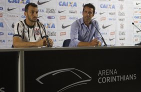 O zagueiro Edu Dracena é apresentado pelo gerente de futebol Edu Gaspar, antes do treino desta tarde na Arena Corinthians, zona leste da cidade. O próximo jogo da equipe será contra o Corinthian Casuals, da Inglaterra, sábado, dia 24/01, na Arena Corinthians, em homenagem ao co-irmão