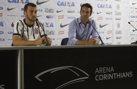 O zagueiro Edu Dracena  apresentado pelo gerente de futebol Edu Gaspar, antes do treino desta tarde na Arena Corinthians, zona leste da cidade. O prximo jogo da equipe ser contra o Corinthian Casuals, da Inglaterra, sbado, dia 24/01, na Arena Corinthians, em homenagem ao co-irmo