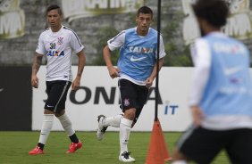 Luciano e Marciel durante o treino desta manh no CT Joaquim Grava, zona leste da cidade. O prximo jogo da equipe ser quarta-feira, dia 04/02, contra o Once Caldas/Colmbia, na Arena Corinthians, jogo de ida da Pr Libertadores de 2015