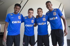 Quarteto promovido da base posou para foto antes do treino