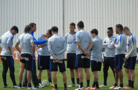 Carille conversa com titulares antes do treino desta sexta